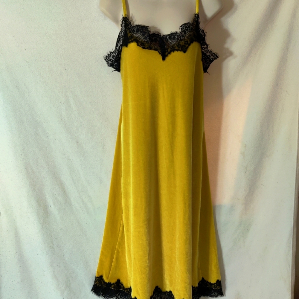 Gorgeous gold dress excellent condition size M